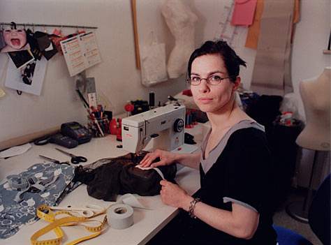 Holde Maid an der Nähmaschine